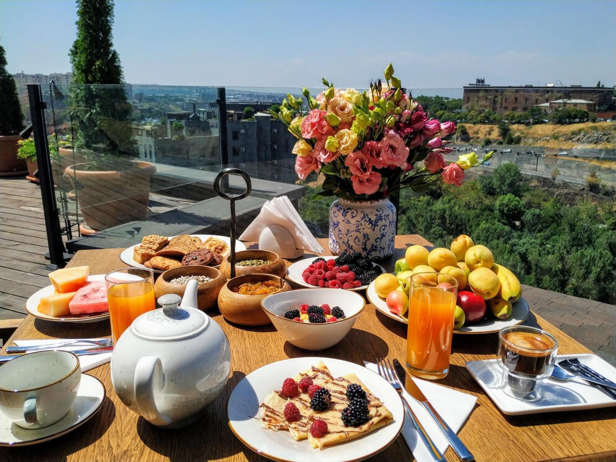 Apricot Hotel เยเรวาน ภายนอก รูปภาพ