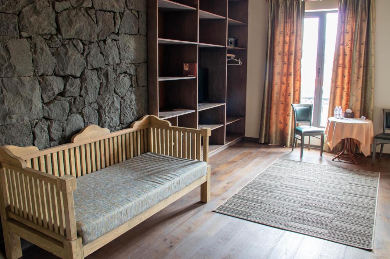 Apricot Hotel เยเรวาน ภายนอก รูปภาพ